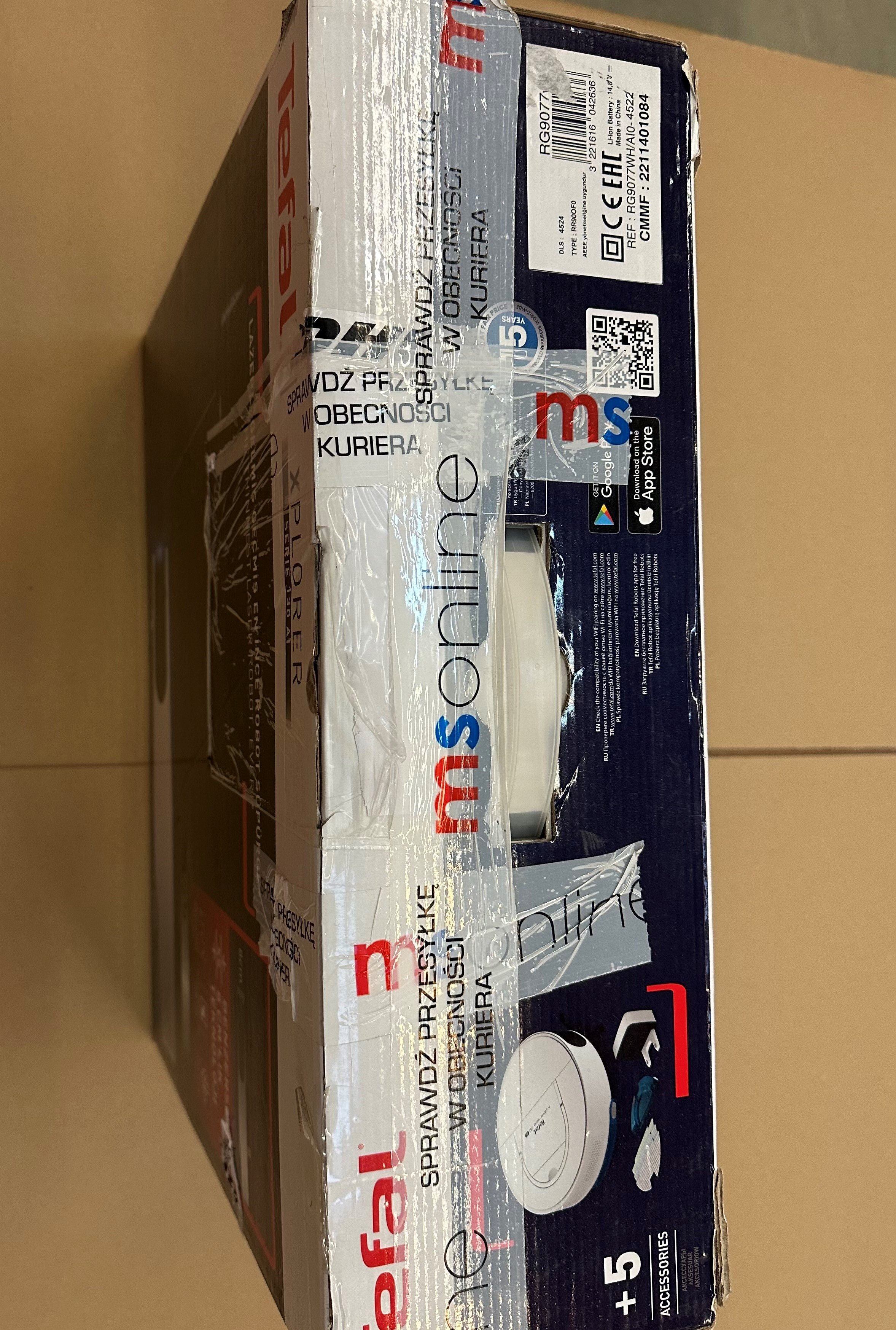 Pudełko Tefal z taśmą. Widoczny jest odkurzacz robot. Pudełko jest zapieczętowane do wysyłki.