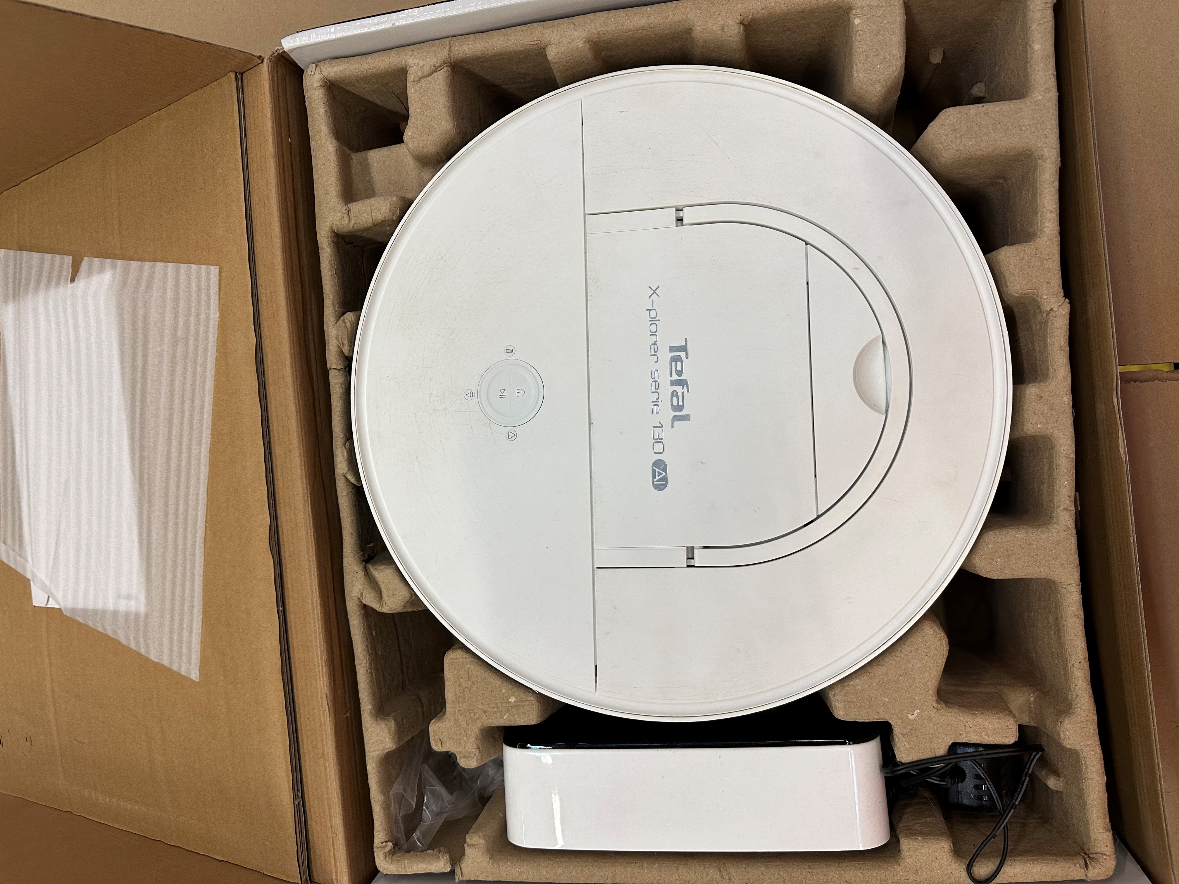 Biały robot odkurzacz Tefal X-plorer series 130 AI w kartonie. Widok z góry.