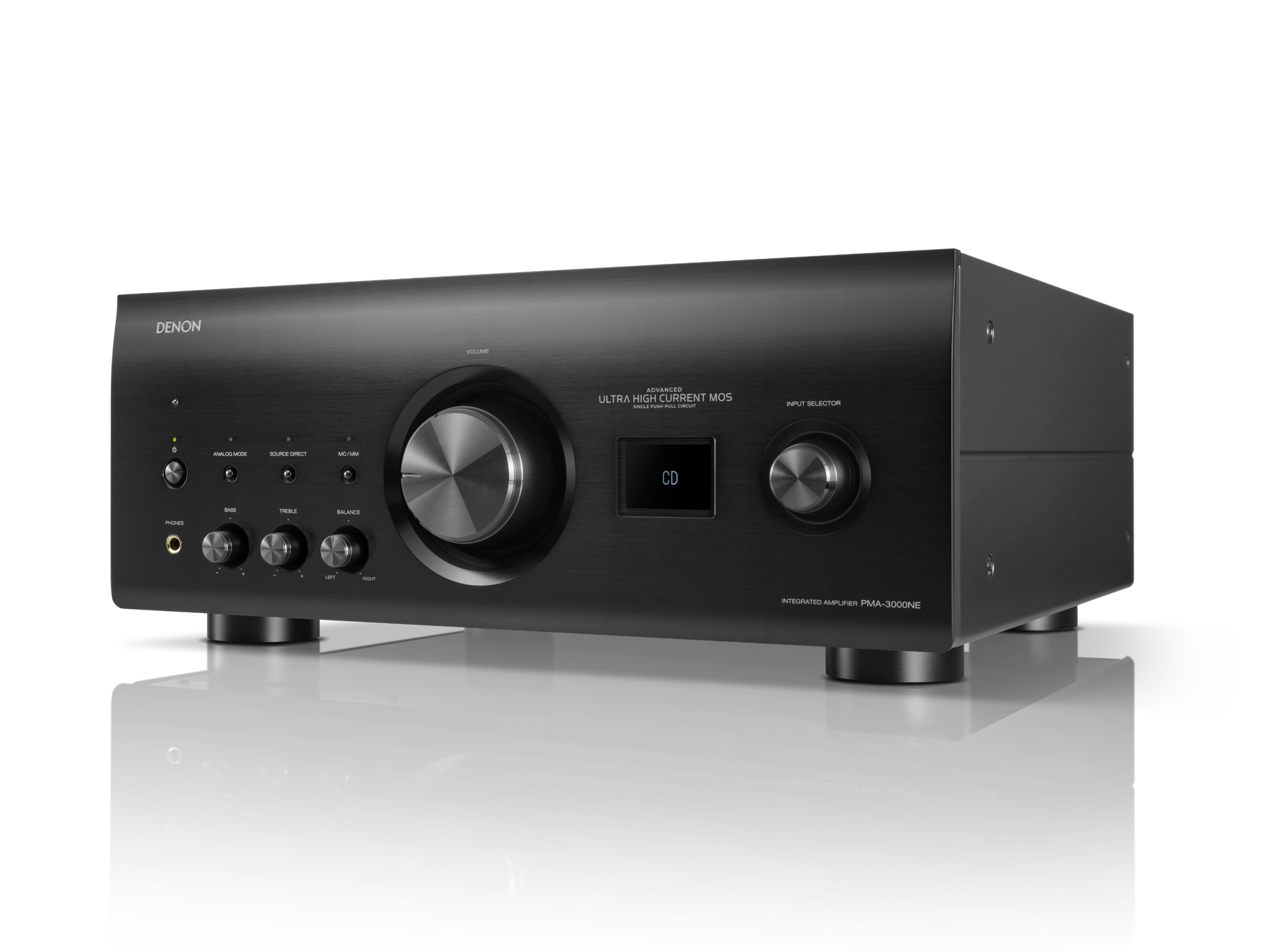 Schwarzer Denon-Verstärker auf reflektierender Oberfläche. Knöpfe und Tasten sichtbar.