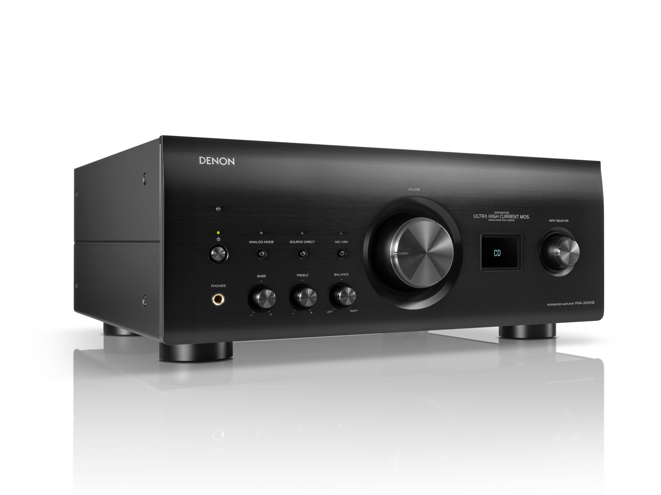 Schwarzer Denon Audioverstärker. Silberner Lautstärkeregler. Verschiedene Knöpfe und Tasten. Schwarzer Hintergrund.