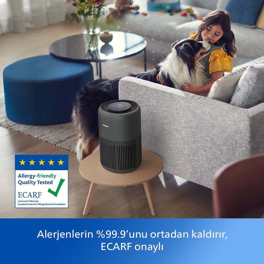 Masa üzerinde hava temizleyici, köpek ve kız çocuğu, ECARF etiketi.