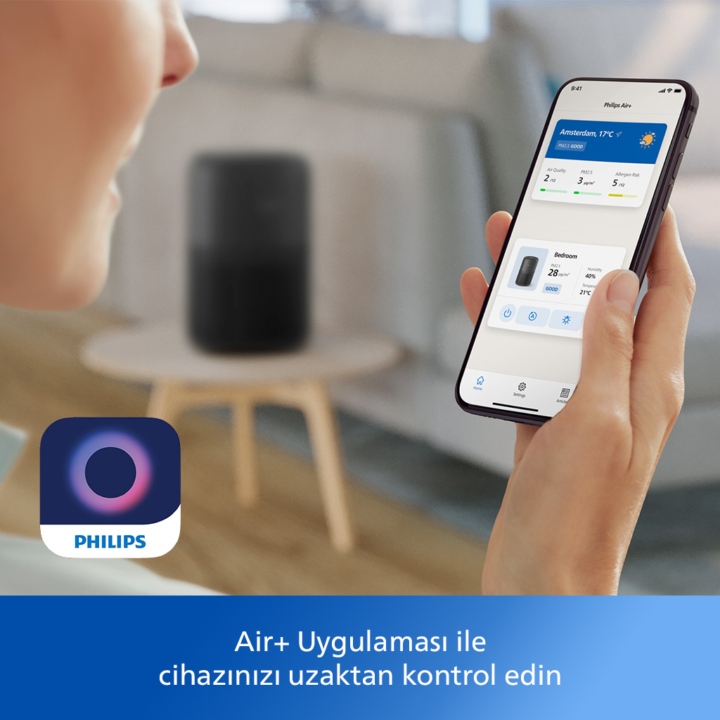 Bir kadın, cihazı kontrol etmek için bir akıllı telefonda Philips Air+ uygulamasını kullanıyor.