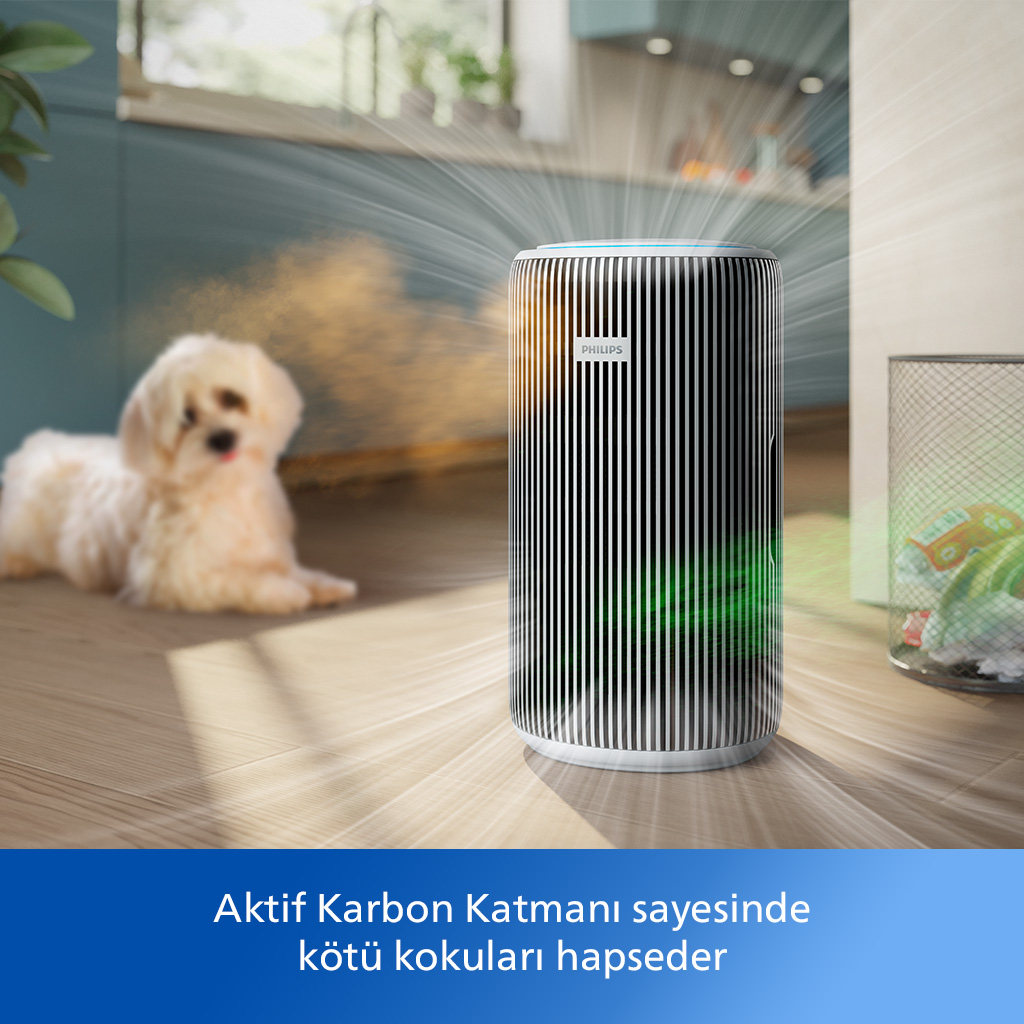 Arka planda köpek olan bir hava temizleyici. Temizleyici, Philips logolu siyah beyazdır.