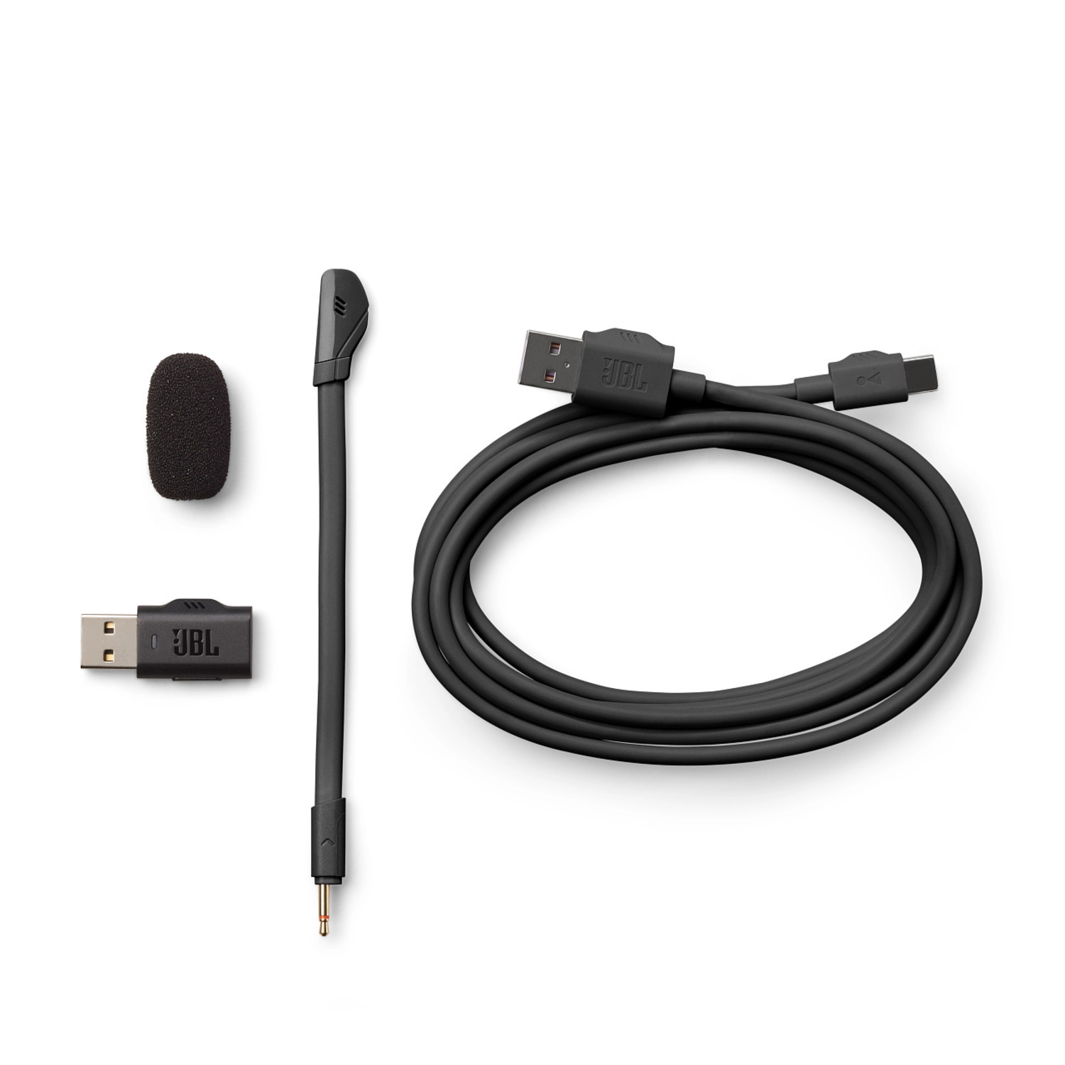 Microphone noir, adaptateur USB et ensemble de câbles pour le jeu.