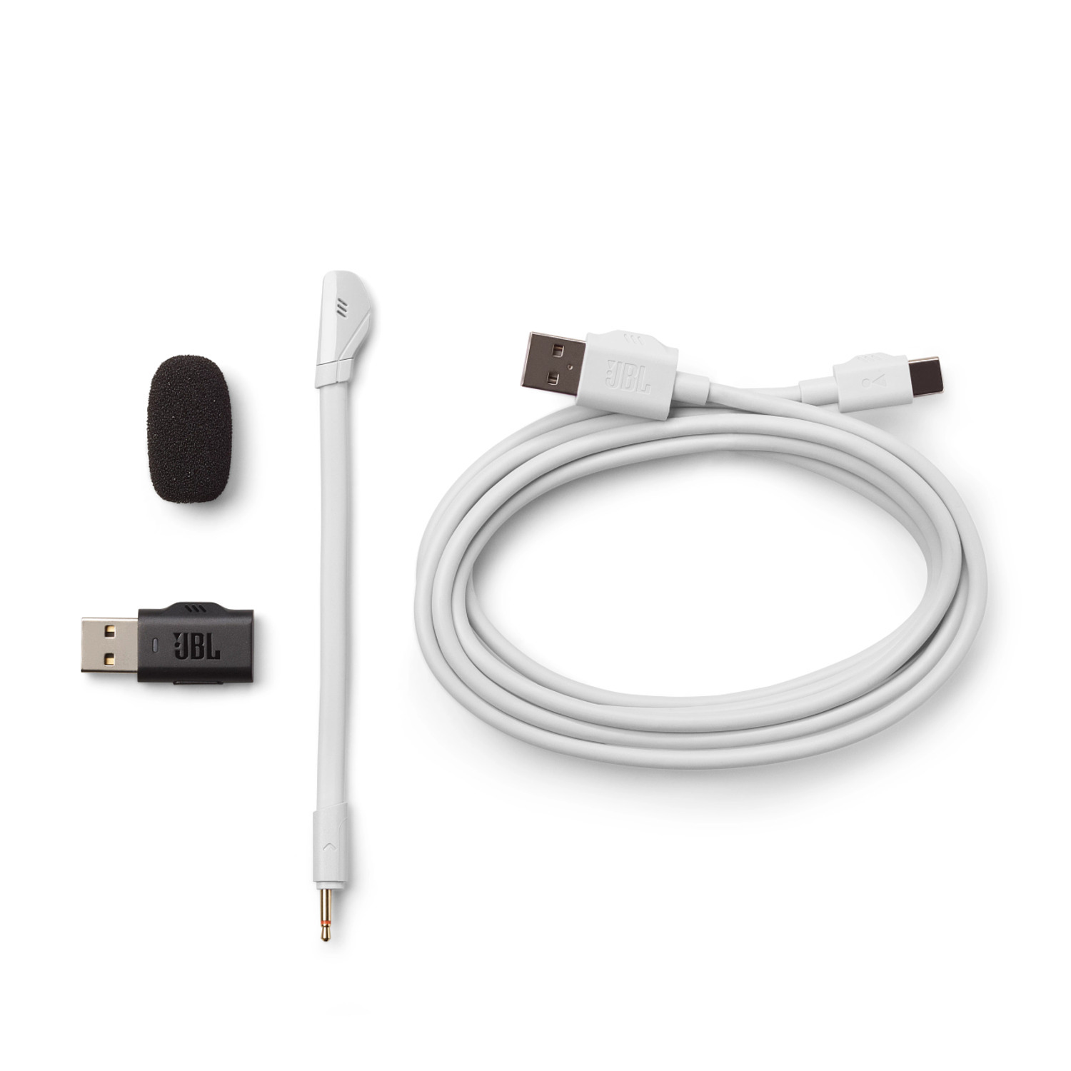Microphone JBL blanc, adaptateur USB et câble USB-C. Le microphone est noir.