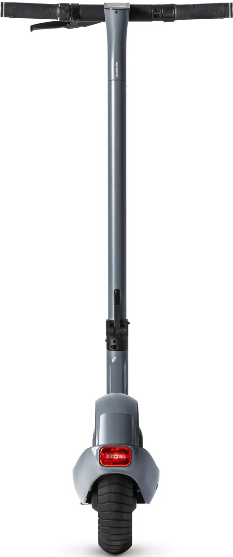 Monopattino elettrico grigio su bianco. Sono visibili manubrio, stelo con logo, meccanismo di piegatura, fanale posteriore e pneumatico nero.