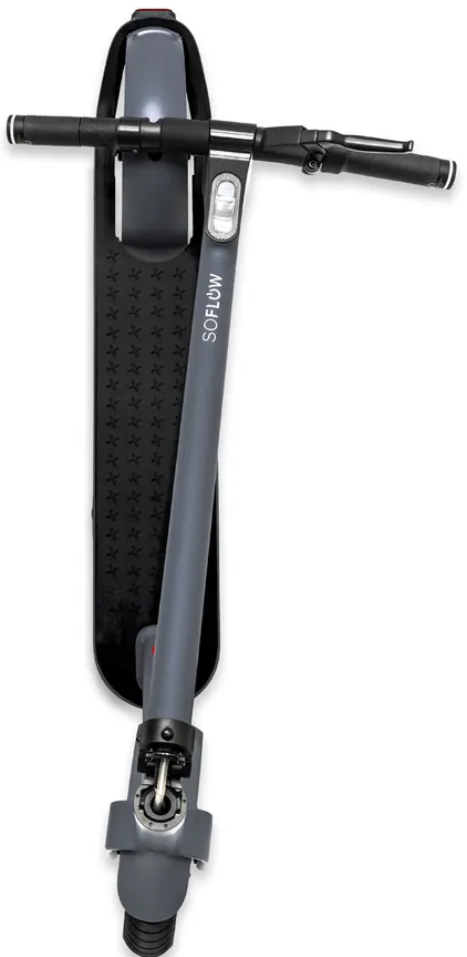 Vista dall'alto di un monopattino elettrico SoFlow grigio. Pedana nera con stelle. Manubrio e stelo grigi.