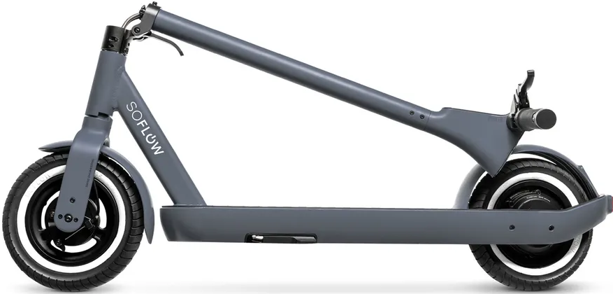 Un monopattino elettrico SoFlow grigio, piegato. Ha ruote nere con cerchi bianchi e un logo SoFlow sul telaio.