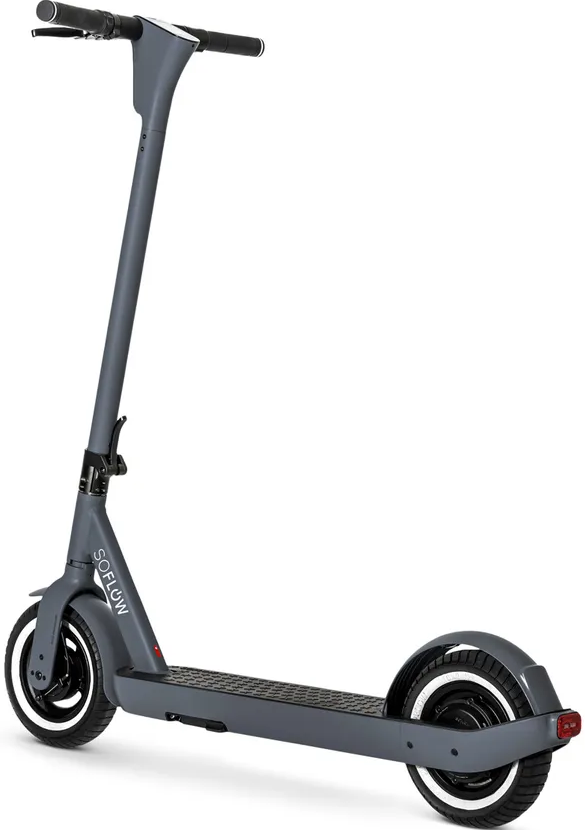 Monopattino elettrico SoFlow grigio su sfondo bianco. Ha manubrio nero, ruote con cerchi bianchi e piattaforma nera.