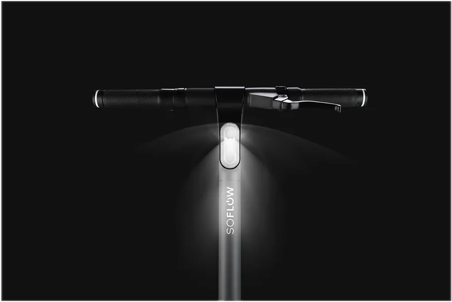 Manubrio nero per monopattino elettrico, faro luminoso, logo SOFLOW sullo stelo, su sfondo scuro.