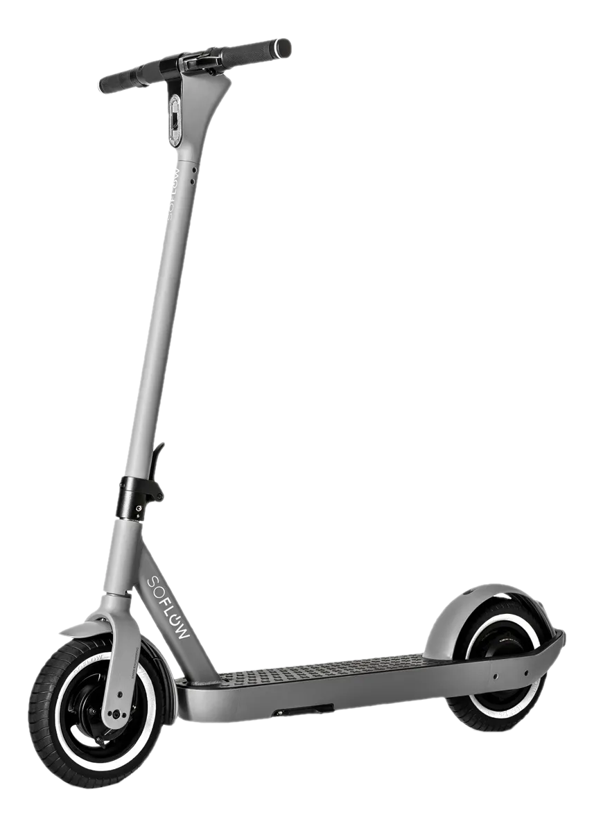 Une trottinette électrique grise. Il a des roues noires avec des jantes blanches. Le guidon est noir.