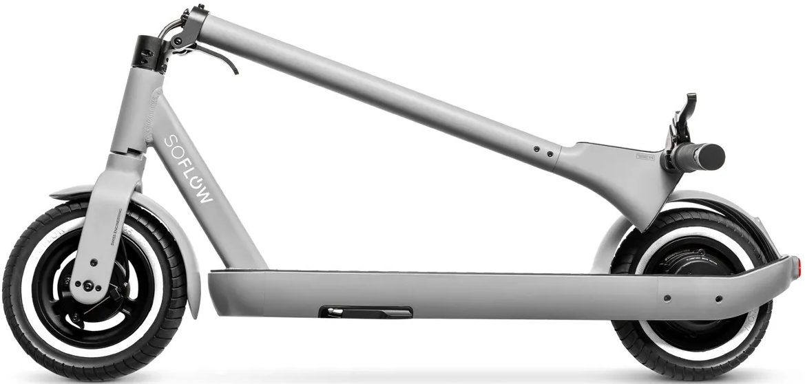 Une trottinette électrique SoFlow gris clair est montrée de côté. La trottinette est isolée sur fond blanc.