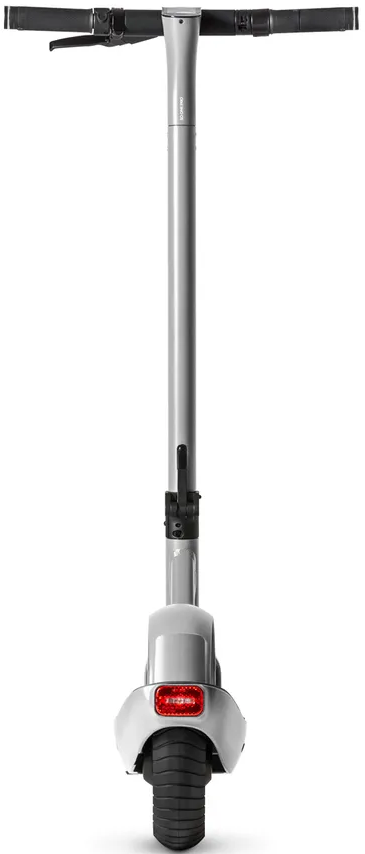 Un scooter électrique gris est centré sur fond blanc. Le scooter a des guidons noirs et un feu arrière rouge.