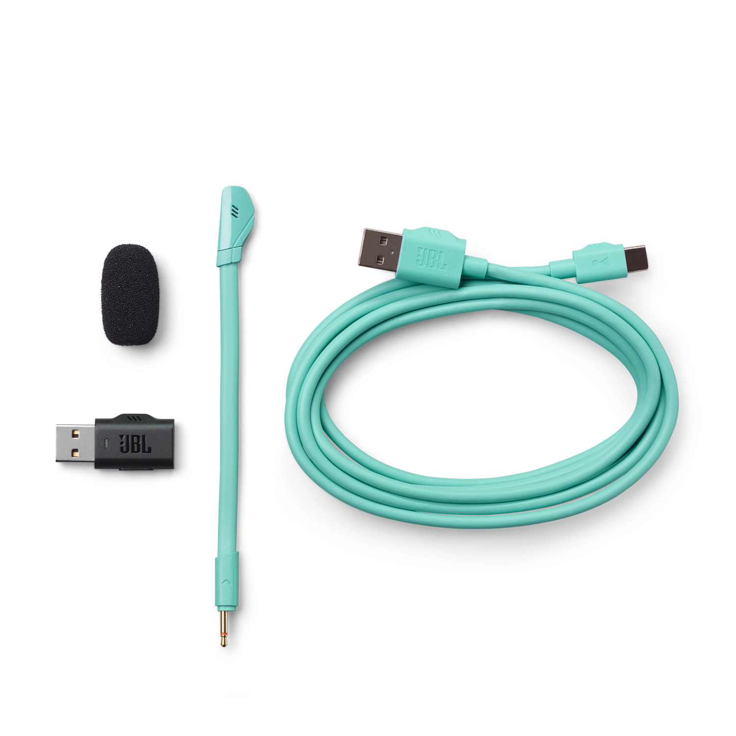 Un adaptateur USB JBL, un microphone et un câble USB-C. Tous les éléments sont bleu clair, sur une surface blanche.