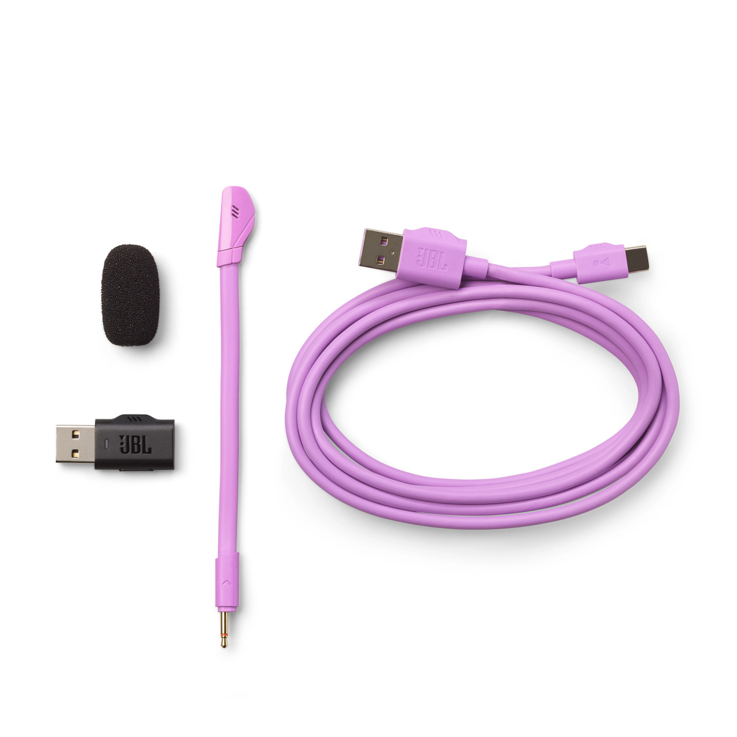 Un microphone JBL lavande, un cache en mousse et un câble USB, avec un connecteur USB. Le tout sur une surface blanche.