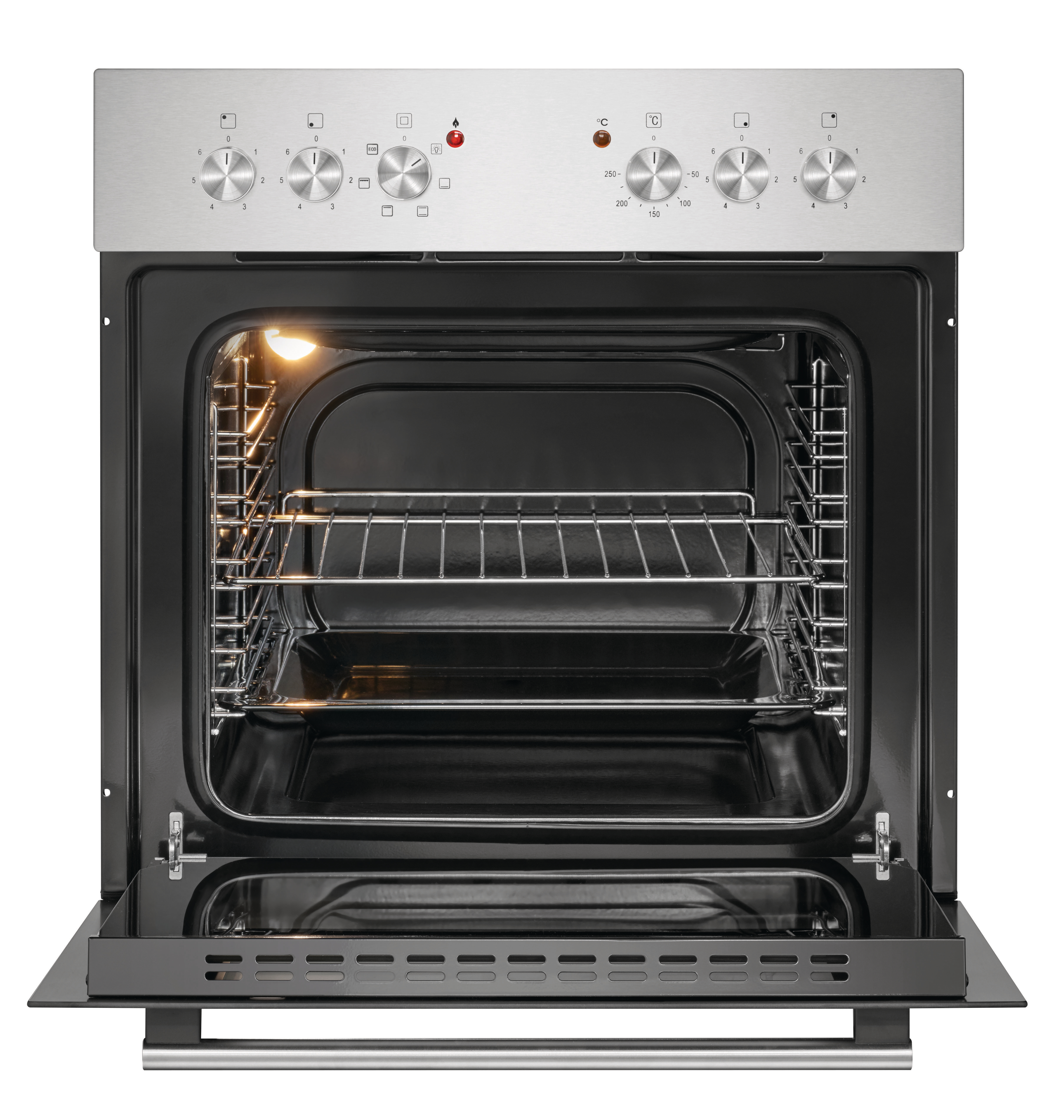 Backofen mit offener Tür und Metallgestellen im Inneren. Edelstahlplatte mit Bedienknöpfen.