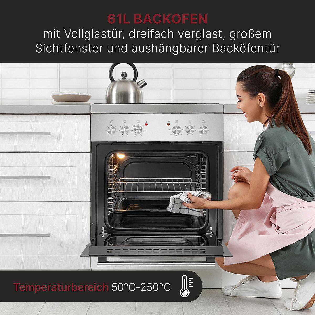 Eine Frau kniet vor einem offenen Ofen und hält ein Handtuch. Küchenumgebung, silberne Geräte.