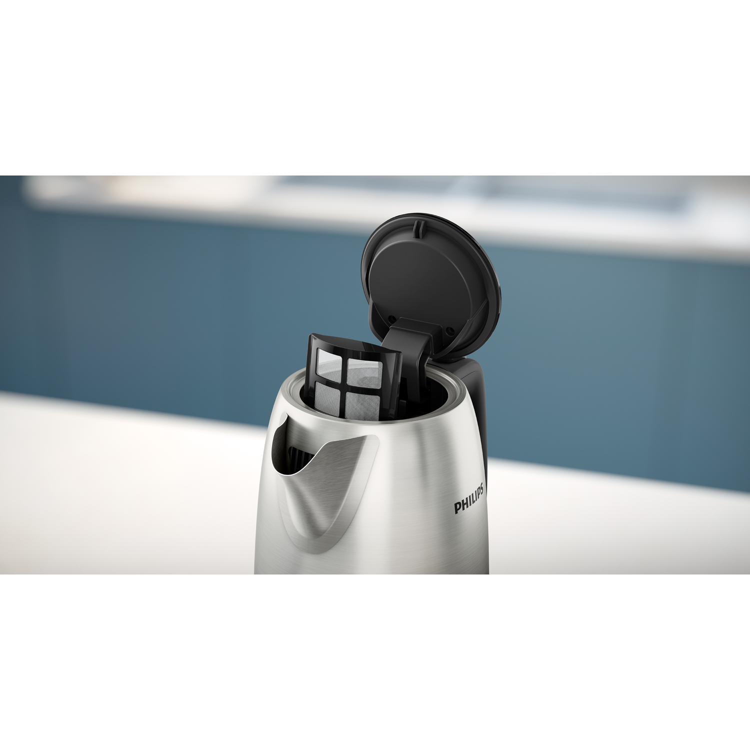 Een roestvrijstalen Philips waterkoker met het deksel open, op wit.
