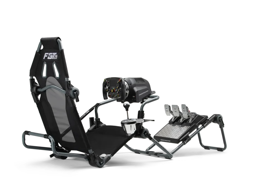 Schwarzer und silberner Rennsimulator-Stuhl mit Pedalen, Lenkrad und Schalthebel.