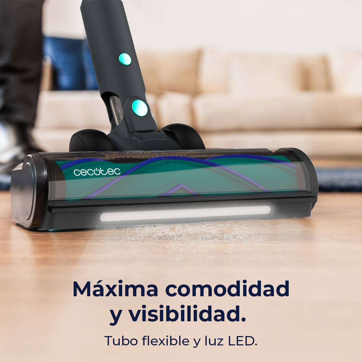 Primer plano del cabezal de la aspiradora en el suelo. Texto: Máxima comodidad y visibilidad. Tubo flexible y luz LED.