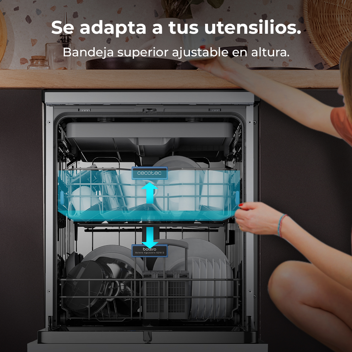 Mujer ajustando una rejilla del lavavajillas. Platos visibles dentro del lavavajillas.