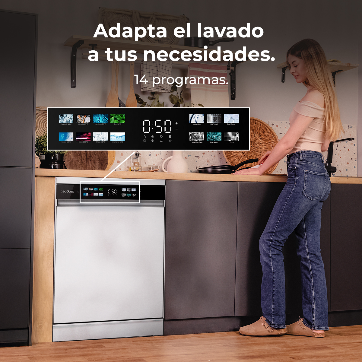 Una mujer está en una cocina. Un lavavajillas con múltiples iconos de programa está frente a ella.