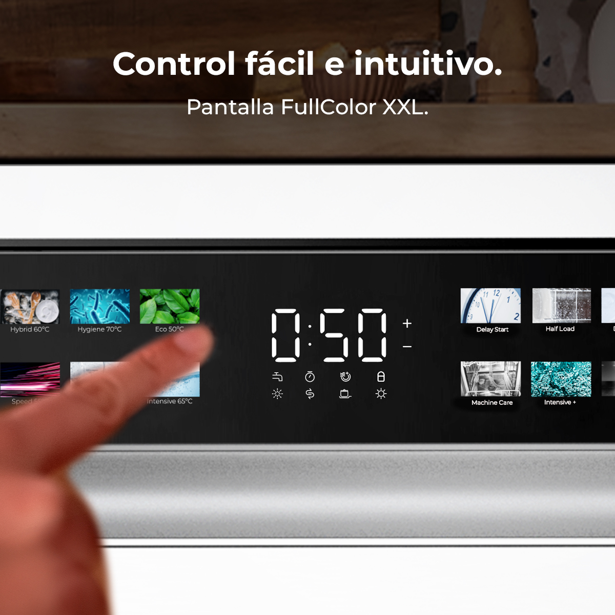 Panel de control de lavavajillas, mostrando un dedo pulsando un botón. Muestra la hora 0:50.