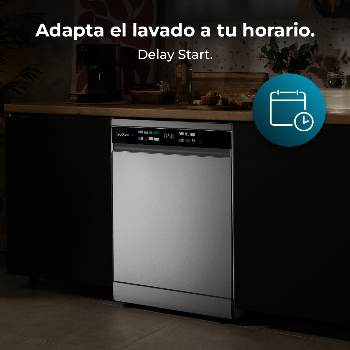 Mujer cargando un lavavajillas, abierto con platos, en una cocina.