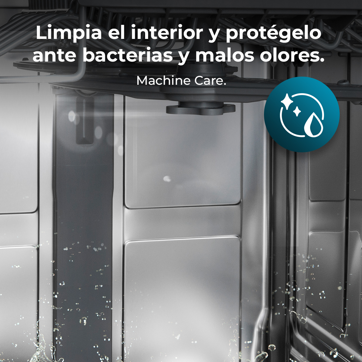 Interior de lavavajillas. Círculo azul con icono de gota de agua. Primer plano del interior limpio de acero inoxidable.