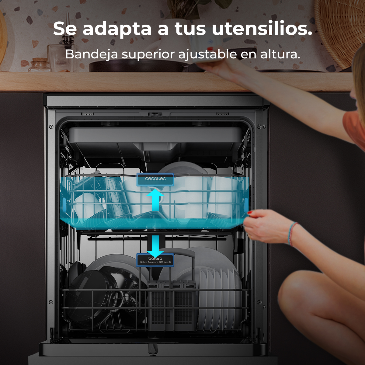 Un lavavajillas con una flecha azul que señala la bandeja superior ajustable.
