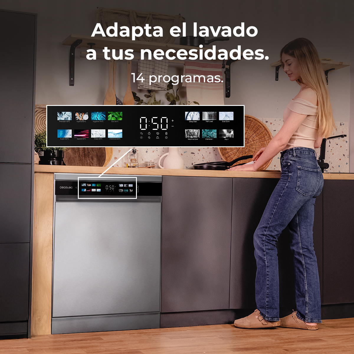Una mujer está de pie junto a un lavavajillas que muestra un panel de control con programas. Texto arriba.