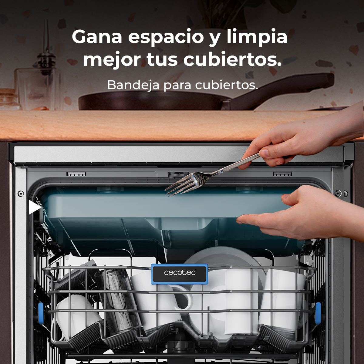 Un lavavajillas con un cajón extraído. Una mano sostiene un tenedor sobre el cajón.