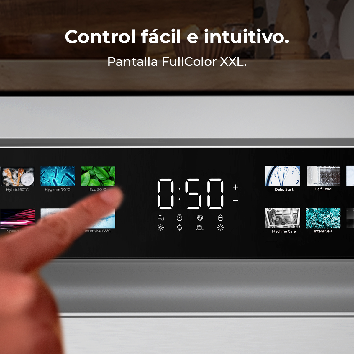Una mano tocando un panel de control del lavavajillas.