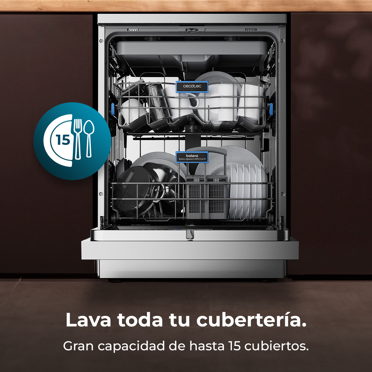 Lavavajillas con puerta abierta, lleno de platos. Texto: 'Lava toda tu cubertería.' y '15 cubiertos'.