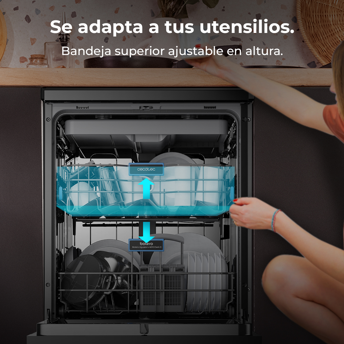 Mujer ajustando una rejilla de lavavajillas. Platos dentro. Flecha azul indica ajuste. Negro.