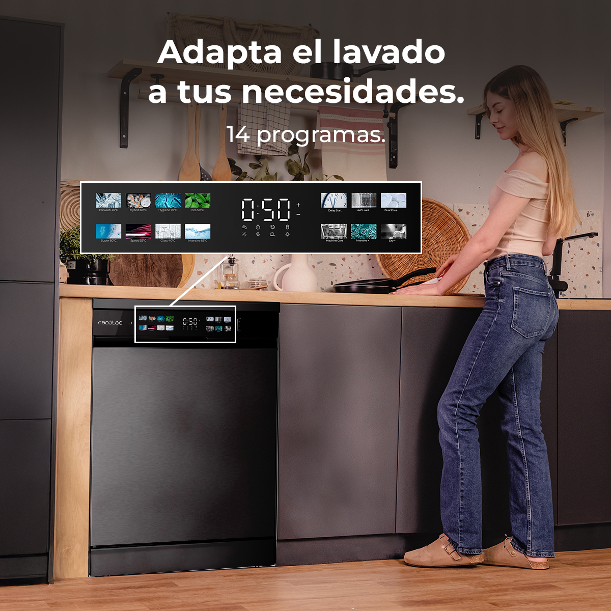 Un lavavajillas negro con una pantalla digital y una mujer de pie cerca.