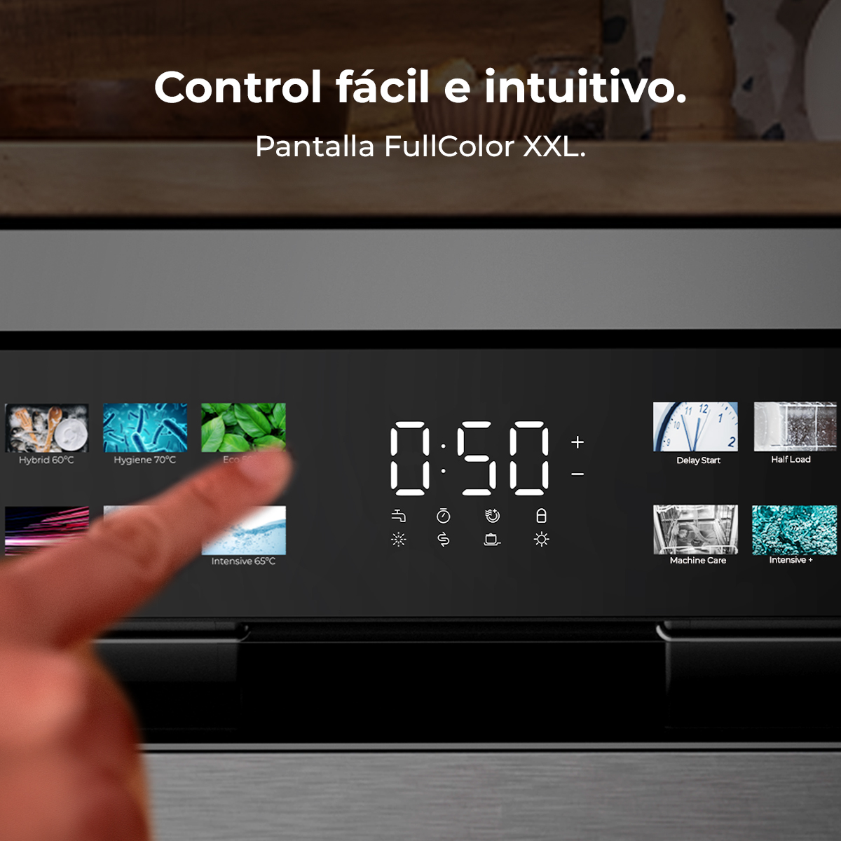 Panel de control del electrodoméstico de cocina. Texto: Pantalla FullColor XXL, pantalla táctil.