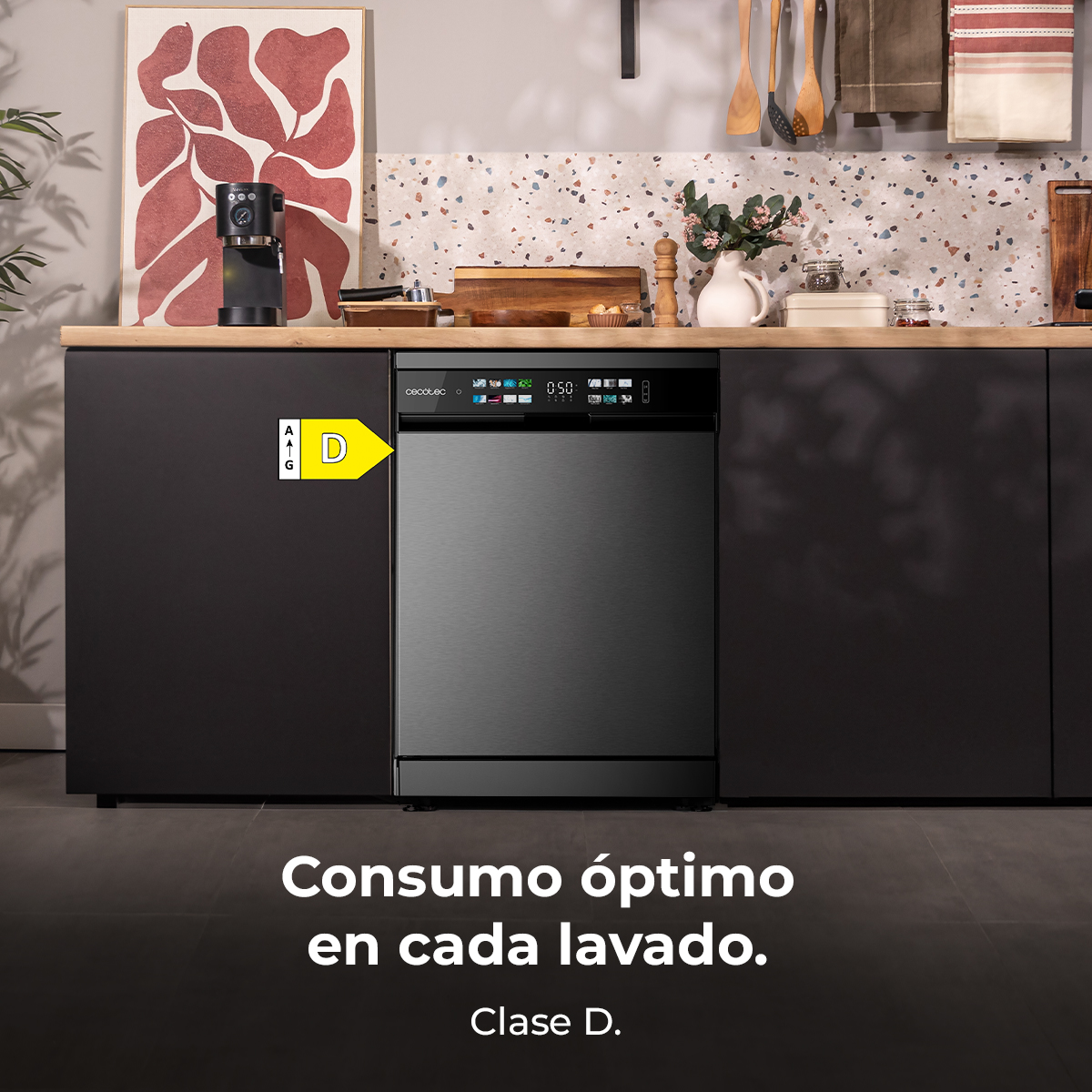 Lavavajillas en una cocina negra con texto sobre eficiencia energética.