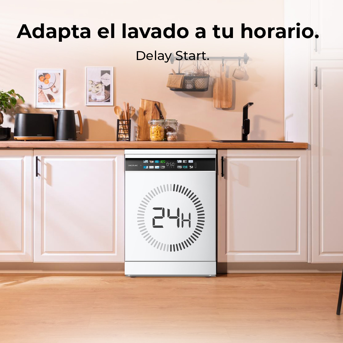 Lavavajillas en una cocina. Pantalla digital muestra 24H. Texto dice 'Delay Start'. Armarios y encimera blancos.