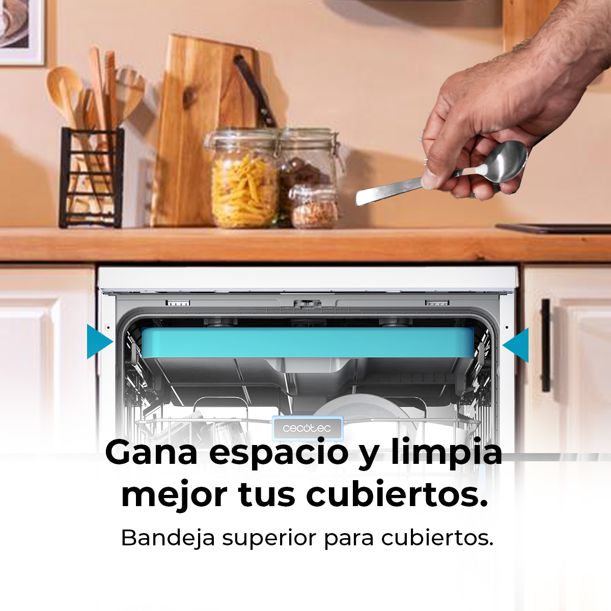 Una persona sostiene una cuchara sobre un lavavajillas abierto. Texto: Gana espacio y limpia mejor tus cubiertos.