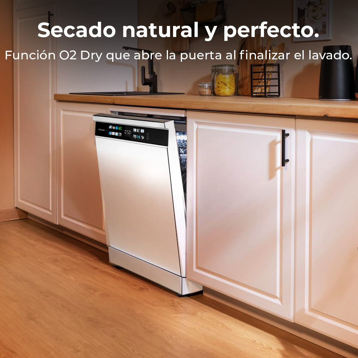 Un lavavajillas blanco instalado en una cocina.