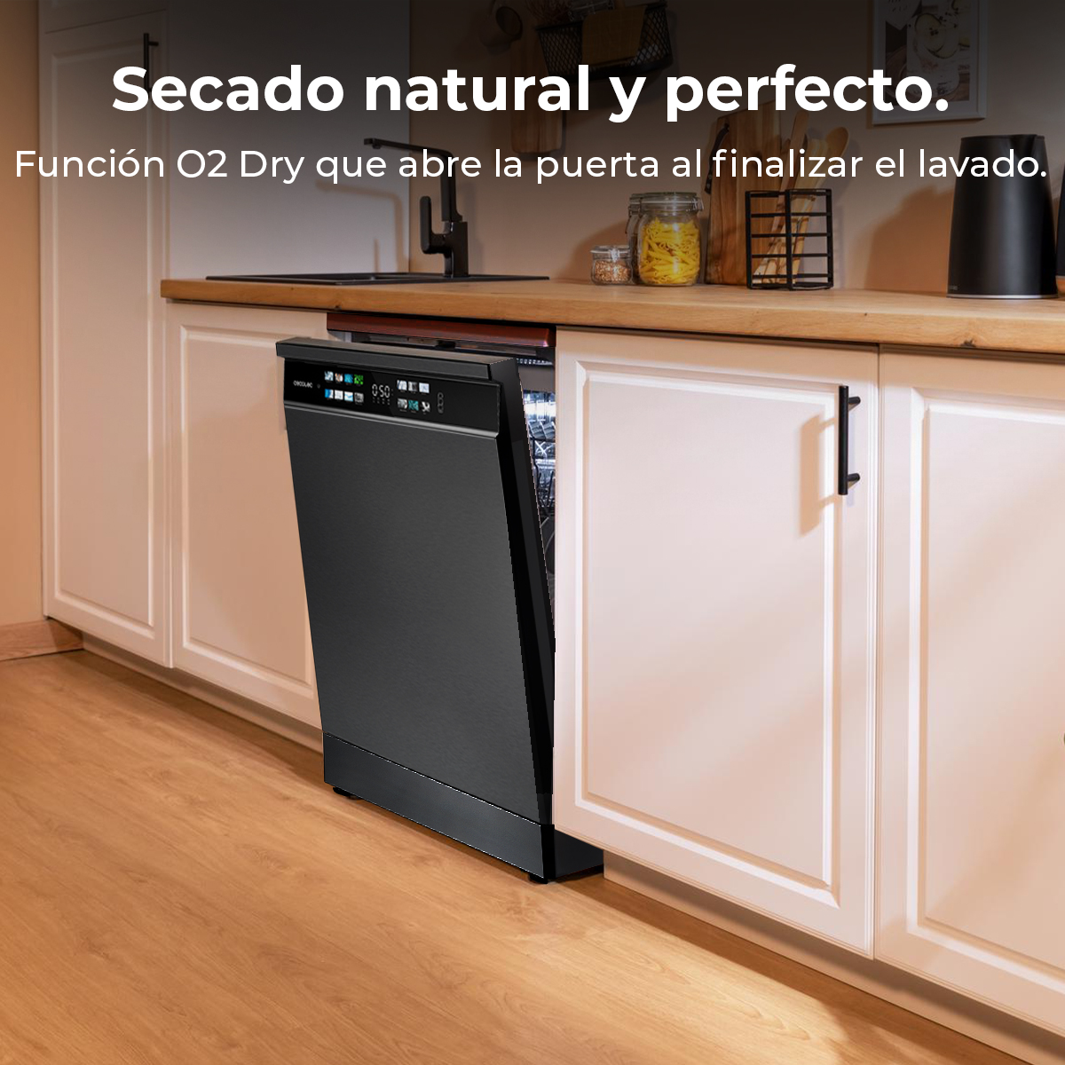 Lavavajillas negro en una cocina. La puerta está abierta. La cocina es blanca.