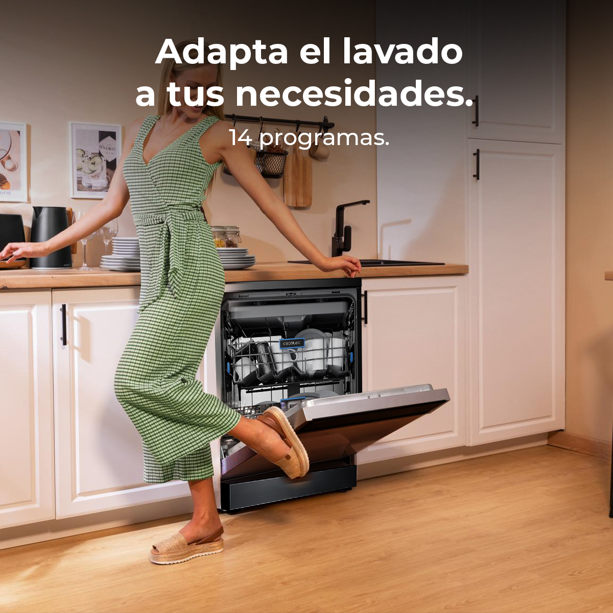Una mujer abre un lavavajillas. Texto arriba: Adapta el lavado a tus necesidades. 14 programas.