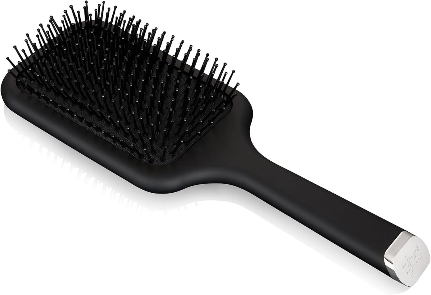 Cepillo negro con cabezal rectangular y mango largo.