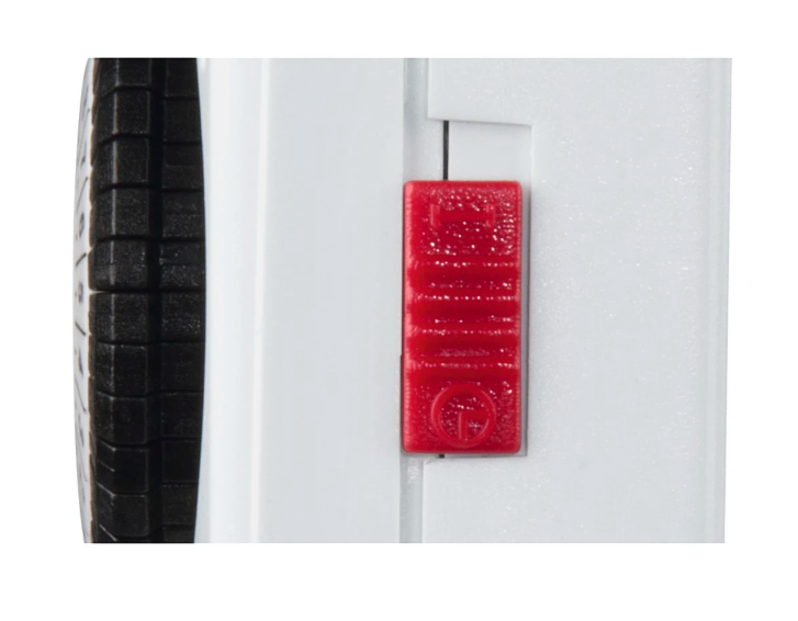 Botón rojo en electrodoméstico blanco. Primer plano.