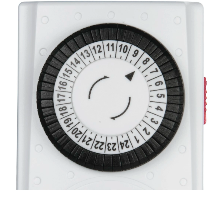 Un temporizador blanco con un dial giratorio negro y números y marcas.