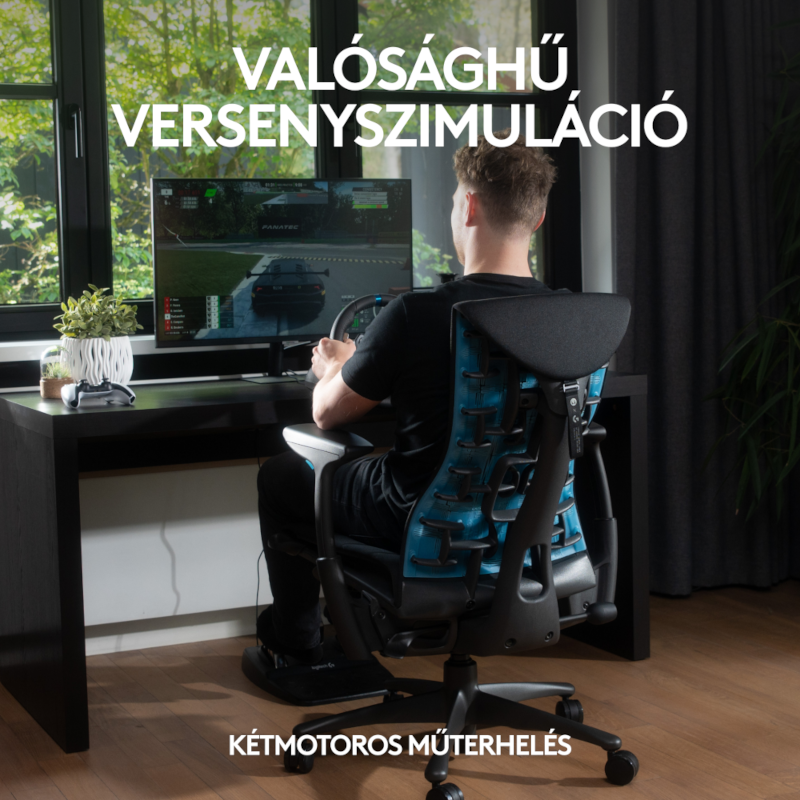 A férfi versenyzős játékkal játszik, kék gamer székben ül.