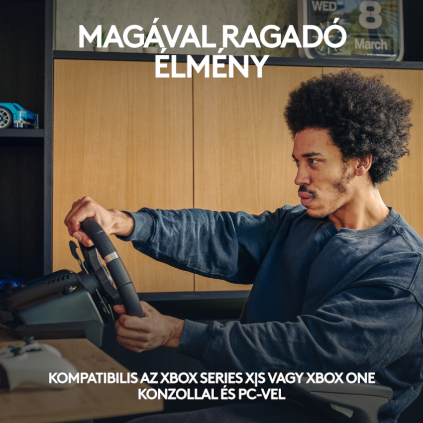 Férfi kormánykereket használ. Szöveg felül és alul.