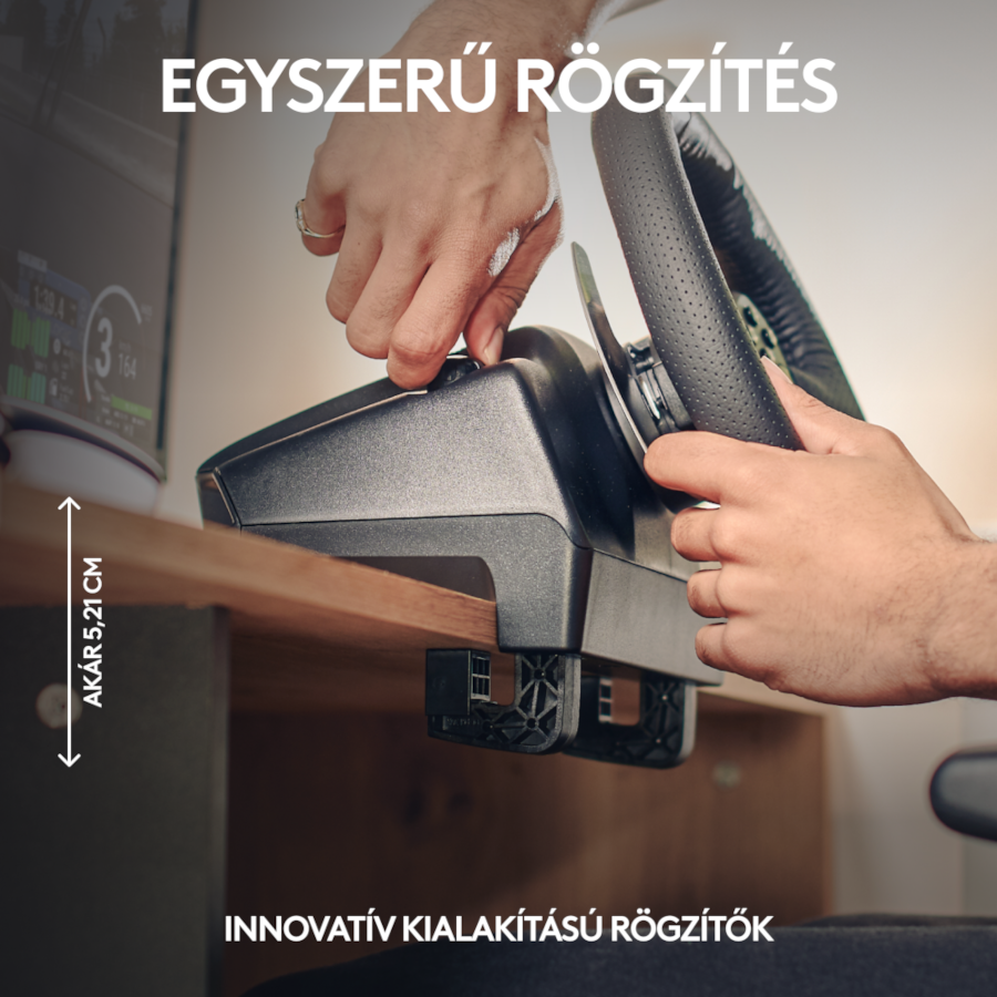Kezek egy kormányt rögzítenek egy asztalhoz, magyar szöveggel a szerelésről és a dizájnról.