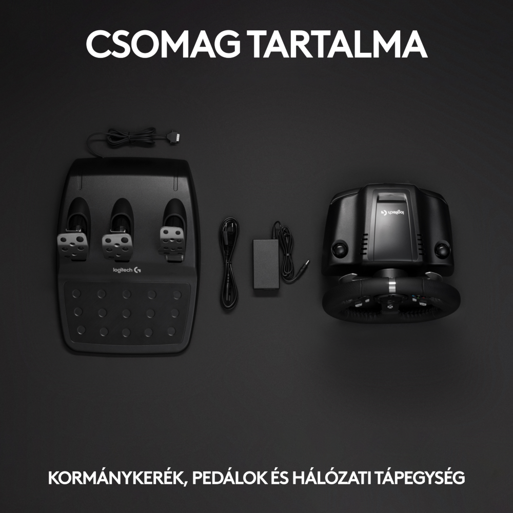 Játékkormány, pedálok és hálózati tápegység fekete felületen.